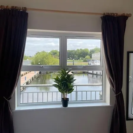 Centrally Located On Shannon Shore Side Lejlighed *