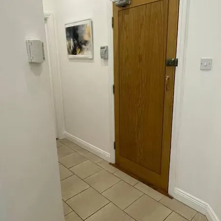 Centrally Located On Shannon Shore Side Lejlighed *