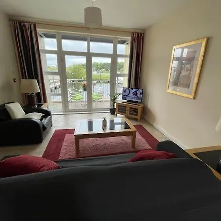 Centrally Located On Shannon Shore Side Lägenhet *