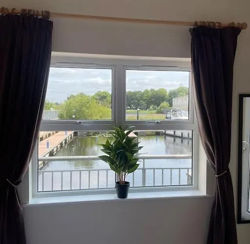 Centrally Located On Shannon Shore Side アパート *