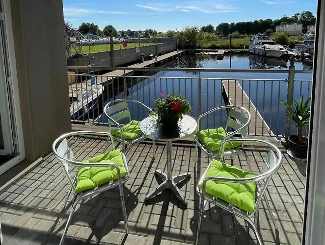 Centrally Located On Shannon Shore Side アパート