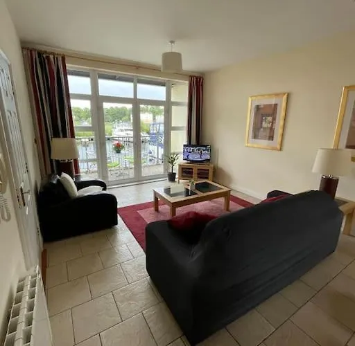 アパート Centrally Located On Shannon Shore Side *