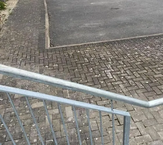 Centrally Located On Shannon Shore Side アパート