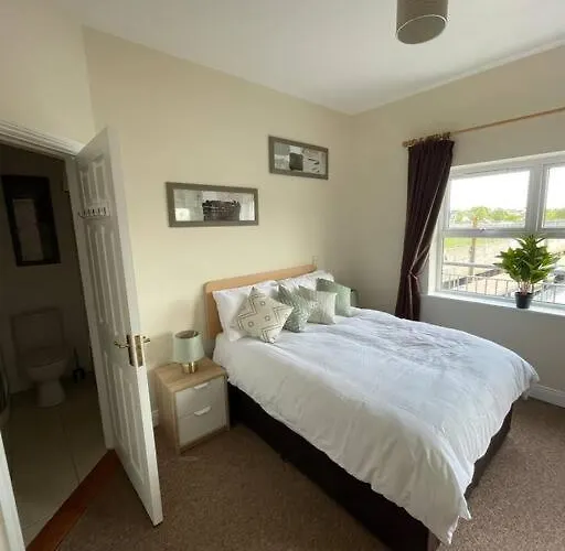 Centrally Located On Shannon Shore Side アパート Carrick on Shannon