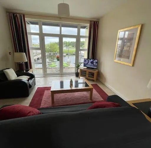 Centrally Located On Shannon Shore Side شقة *